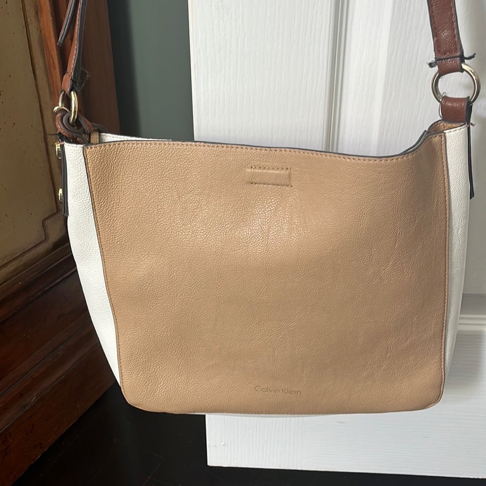 Reversible purse white with tan or tan with white.
